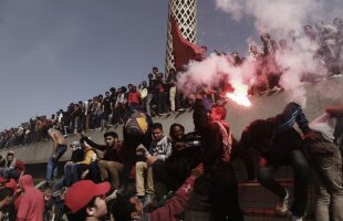 FOTO Imagini incredibile surprinse la un meci de fotbal! Fanii s-au urcat pe tabela de marcaj pentru a urmări partida