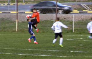 VIDEO Intrare criminală în liga a treia din România » Arbitrul a dictat penalty fără discuții