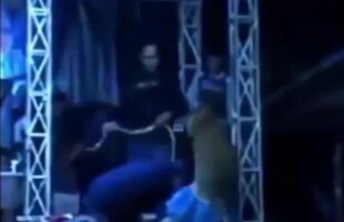 VIDEO » O cântăreață a murit, după ce a fost mușcată pe scenă de o cobră