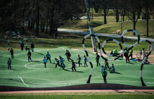 Teren și porți pentru "tricolori" » Puckelboll, sportul în care elevii lui Iordănescu nu mai pot fi acuzați că le sare mingea :)