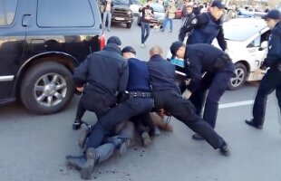 VIDEO Scene incredibile în Ucraina » Un fost campion olimpic la lupte greco-romane s-a luat la bătaie cu 7 polițiști