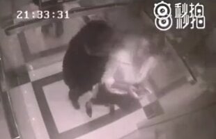 VIDEO Cu chinezoaicele să nu te pui! Bărbat făcut KO de o femeie într-un lift