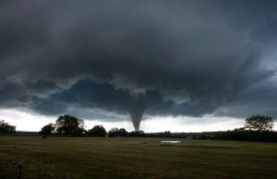 FOTO Fotografii incredibile surprinse chiar în timpul unei tornade!