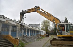 FOTO Demolarea patinoarului "Mihai Flamaropol", în ultima fază » Au pus la pământ și acoperișul