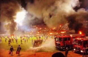 VIDEO + FOTO Au dat foc la stadion după ce echipa aproape că a retrogradat! Scene șocante într-un campionat al Europei