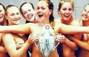 FOTO Nebunie în vestiar! O echipă daneză de handbal feminin s-a dezbrăcat și a pozat nud sub dușuri