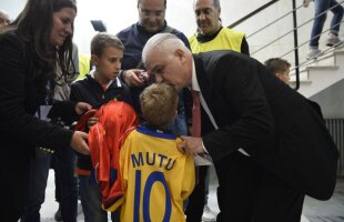 Sărutul "generalului" » Moment special creat de Iordănescu după amicalul cu Congo, 1-1