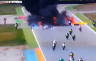 VIDEO Incendiu pe pistă » Un accident înspăimântător a avut loc la o cursă de Moto2 la juniori!