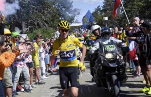 VIDEO INCREDIBIL! Evenimente stupefiante în Turul Franței! Liderul Chris Froome a fost dărâmat de pe bicicletă și a început să alerge pe cățărare!