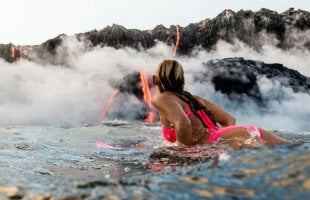 VIDEO A încercat să facă surf în bikini la baza unui vulcan și a fost la un pas de moarte