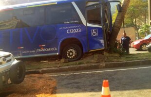 VIDEO+FOTO Două accidente în Rio! O cameră suspendată a rănit două persoane + Un autobuz a intrat într-un copac