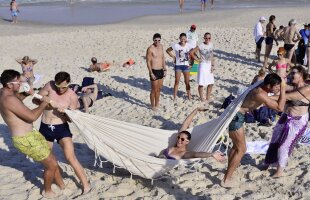 Galerie FOTO Plajă pe Copacabana » Sportivii români de la Rio s-au aventurat la o baie în Ocean: ”E periculos! Aveți grijă!”