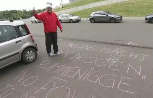 FOTO Protest fără precedent în fața Casei Fotbalului, la adresa lui Daum: "Nu avem nevoie de drogați"