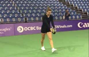 VIDEO Distracție la antrenamentul lui Halep » Cahill a glumit cu Simona și a venit cu o propunere inedită: "Un nou recrut pentru liga feminină?"