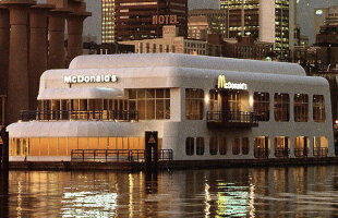 FOTO Cum arată un restaurant plutitor McDonalds lăsat în derivă pe ape