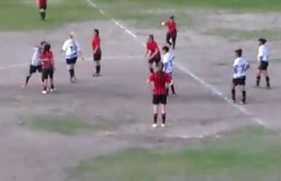 VIDEO UFC în loc de fotbal! Bătaie între fete la un meci de fotbal feminin! O jucătoare și-a făcut KO adversara dintr-o lovitură