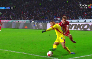 FOTO Fază încinsă: România a cerut penalty la un fault asupra lui Andone. Comportament ciudat al arbitrului