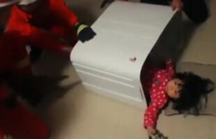 VIDEO » O fetiţă de doi ani a rămas blocată în maşina de spălat. Ce a urmat pare ireal!