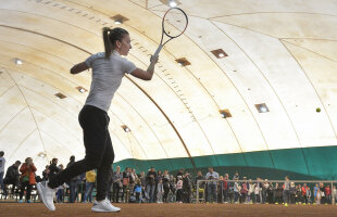 FOTO Ore cu zâmbete și copii » Simona Halep s-a antrenat în compania celor mici