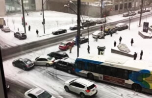 VIDEO Carambol ca în filme! Iată cum patinează mașinile pe stradă