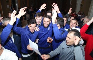 FOTO Party cu surprize » Liderul a primit în dar noul imn al echipei: "Părintele nostru n-are egal, e Hagi, e conducătorul, noi vrem să strălucească Viitorul, cum strălucea și Hagi la balon!"