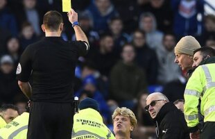 "Bunicii" fluieră fals » Cinci arbitri de peste 48 de ani, doi trecuți de 51, sunt "centrali" în Premier League. În vârstă, supraponderali și gafând în serie