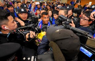 FOTO Asalt la Apaș » Fanii lui Shanghai Shenhua l-au asediat pe Tevez la sosirea în Asia