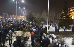 FOTO ȘI VIDEO Protestul din miez de noapte. 12.000 de oameni au scandat în Piața Victoriei împotriva ordonanțelor adoptate de Guvern. Cum s-a văzut totul