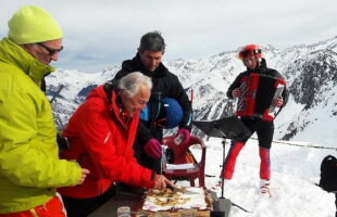 A împlinit 90 de ani pe pârtia de schi, cu clăparii în picioare