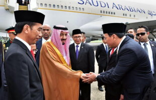 VIDEO » Regele saudit Salmane, în vizită în Indonezia cu 460 de tone de bagaje