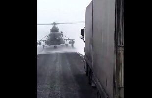 VIDEO A aterizat cu elicopterul pe autostradă pentru a cere indicaţii de la un şofer de camion