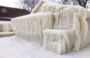 FOTO » Imagini spectaculoase: o casă şi o maşină, îngheţate complet