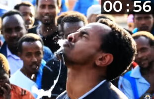 VIDEO » Este supranumit omul-fântână după ce a scos apă din gură timp de 56 de secunde
