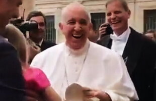 VIDEO » Papa Francisc a rămas fără tichia albă de pe cap