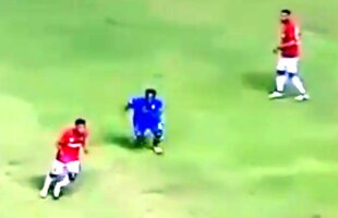 VIDEO Essien, debut nemaivăzut :) Și-a alergat adversarul pe teren în primul meci în Indonezia!