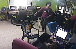 VIDEO Imagini uluitoare într-un Internet Café. Un client, atacat brutal de un şarpe