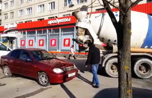 VIDEO A turnat beton în maşina soţiei şi a filmat totul
