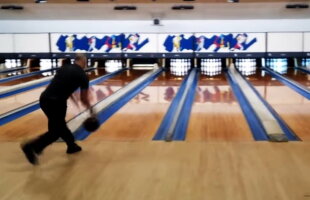 VIDEO El e cel mai tare jucător de bowling. Uite ce a putut să facă!