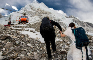 Au urcat pe muntele Everest ca să își facă cel mai tare album FOTO de nuntă!