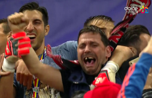 FOTO Moment nemaiîntâlnit în România! Un suporter a înmânat trofeul Cupei Ligii dinamoviștilor, deși altcineva trebuia să o facă