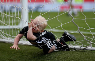 Fază simpatică cu fiul lui Rooney » Kit știe unde-i poarta! :)