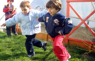 Perle din arhiva foto GSP » Bucuria micilor jucători: imagine document cu doi copii care au devenit fotbaliști. Îi recunoașteți?