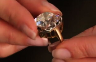 Inelul cumpărat de o britanică în anii '80 de la un târg de vechituri s-a vândut pentru o sumă astronomică