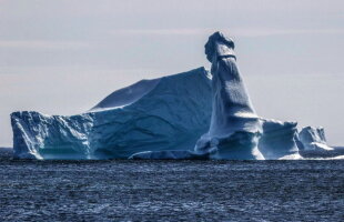 FOTO Cea mai amuzantă formă creată de natură: un iceberg în formă de penis!
