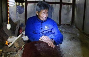 Un chinez de 92 de ani s-a mutat într-un mormânt şi aşteaptă moartea