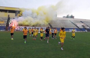 FC Braşov va intra probabil în faliment, dar două formaţii se luptă pentru a duce mai departe tradiţia "galben-negrilor" 
