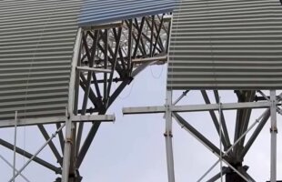 VIDEO Stadionul din Craiova are din nou probleme! Imagini incredibile: constructorii au montat greșit acoperișul