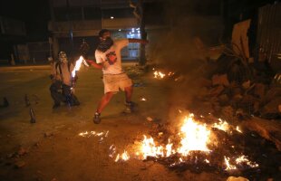  GALERIE FOTO Un fost fotbalist din Ligue 1 protestează împotriva violențelor regimului sângeros din Venezuela: 125 de manifestanți uciși în ultimele luni!