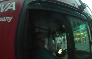 VIDEO Scandal uriaș în trafic » Un șofer de autobuz prins în timp ce paria la volan!