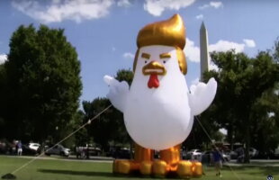 FOTO & VIDEO Un pui gonflabil imens, cu fața lui Trump, a apărut la Casa Albă!